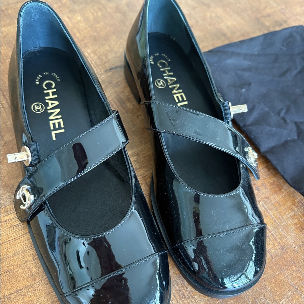 CHANEL Black Patent Mary Jane Flats with Gold CC Accent - Picture 10 of 11
